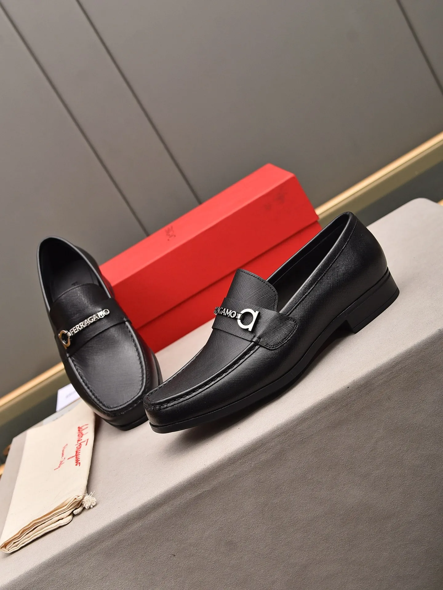 Men's shoes 💰: 460 [Original running volume and quality] Brand: Ferragamo (Ferragamo) Size: Men's size 38/44 (45 can be customized) Grade: Same style as the official website High-end quality men's shoes Material: Original first-layer calfskin Water-dyed cowhide lining Original outsole Style categories: Men's fashion formal business casual leather shoes Slip-on men's high-top series Young fashion European and American trends British style Casual matching Comfortable on the feet